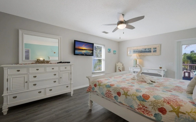 Canario  3 Bedroom Home by RedAwning
