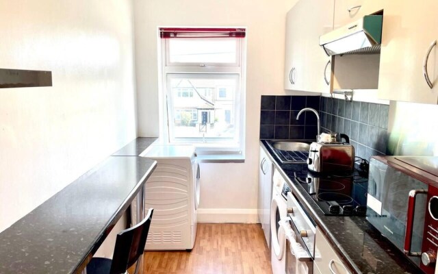 Lovely 2-bed Tree-hole in Northolt Southharrow