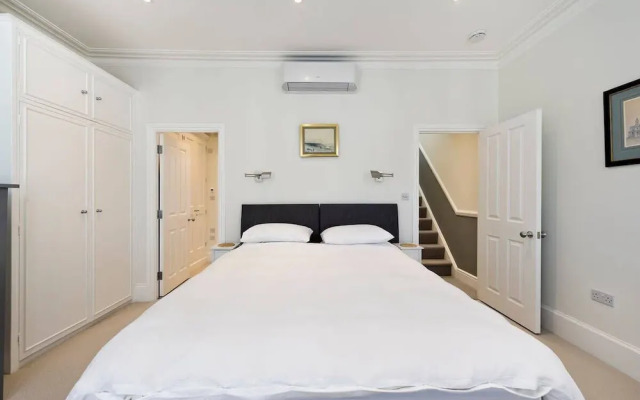 Spacious 4 Bed House, Battersea