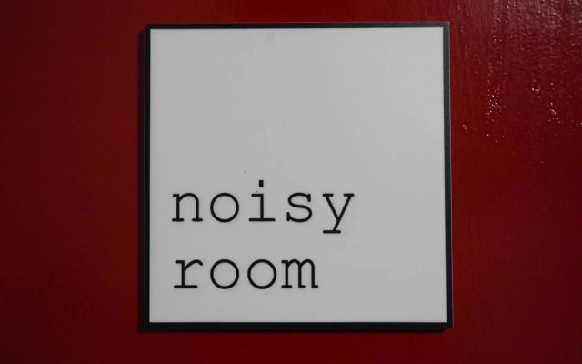 ZEN Rooms Noisy Room