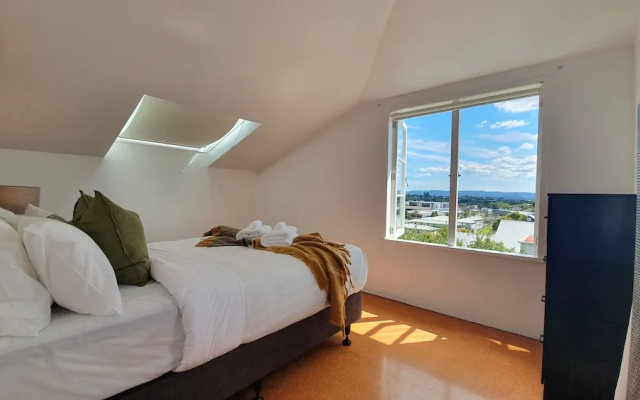 Bright And Modern Oasis In Kingsland