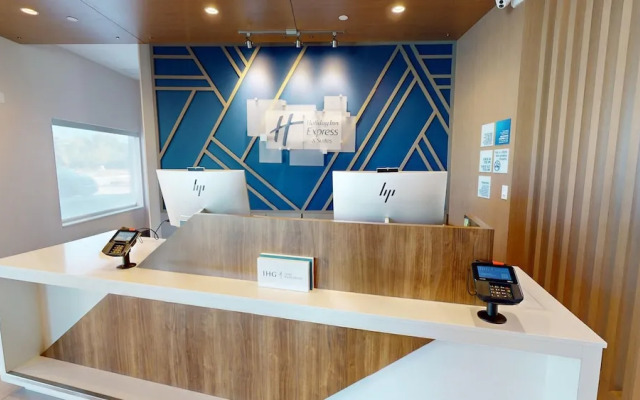 Holiday Inn Express & Suites Chicago Schaumburg by IHG