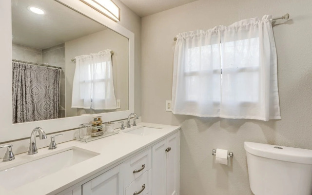 Lakefront Rogers Retreat w/ Grill & Spacious Deck