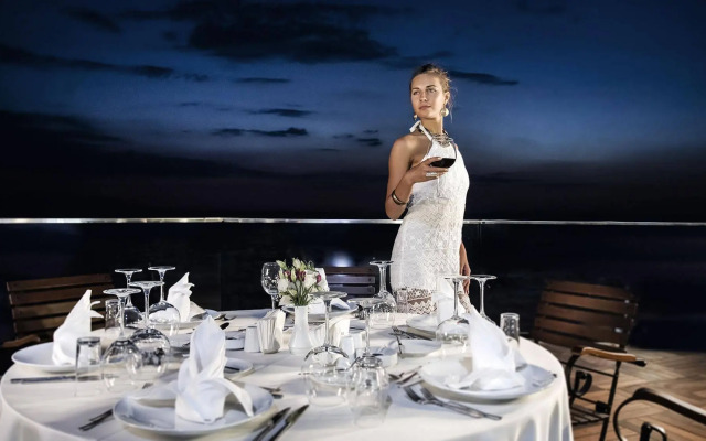 Charisma De Luxe Hotel