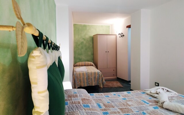 Caprera Room - Air-conditioned Triple Room in Maranola - Formia