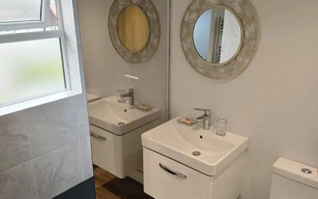 Spacious 4-bed House Close to LHR and London
