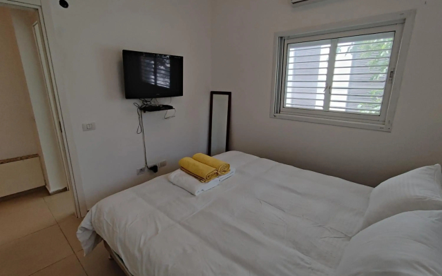 2BDR Holiday Home by Mezizim Beach and TLV Port!