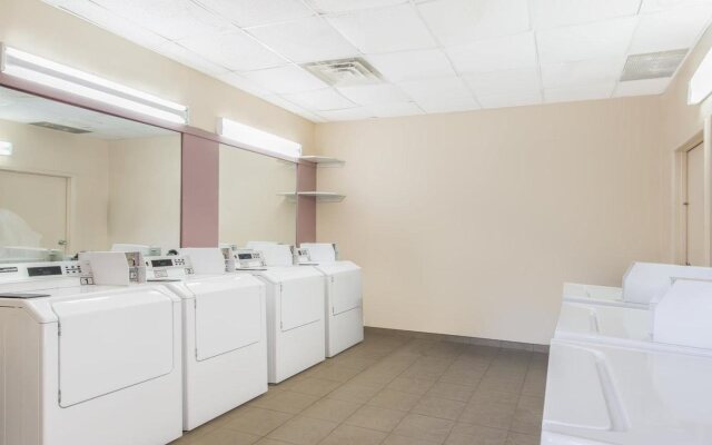 Howard Johnson express Inn & Suites Brampton