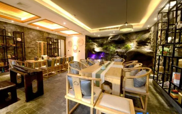 Xingyi Wanfenglin Yuejingwan Hotel