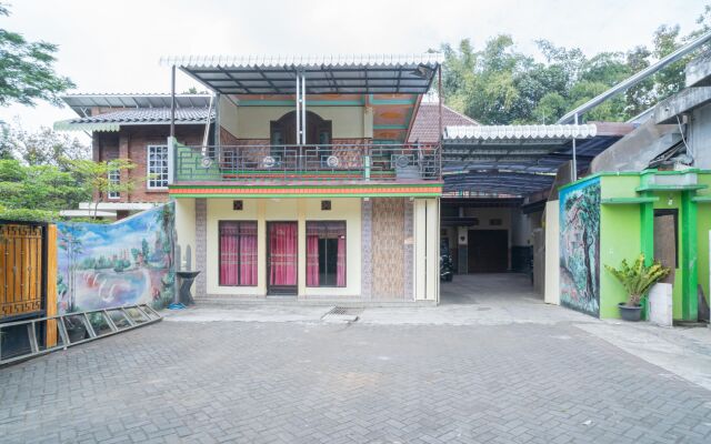 RedDoorz Syariah near Predator Fun Park Batu 2