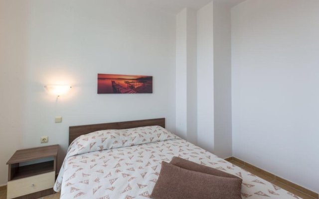 1-bed Modern Sea View Apartment in Aparthotel