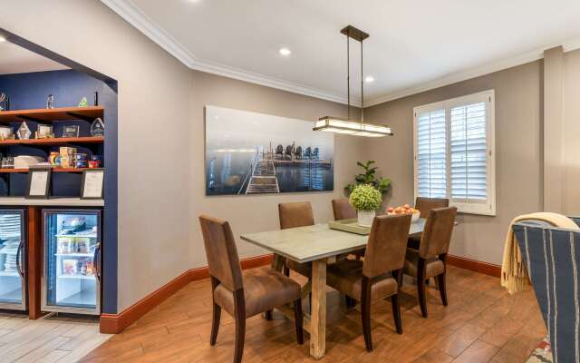 Best Western Plus White Bear Country Inn