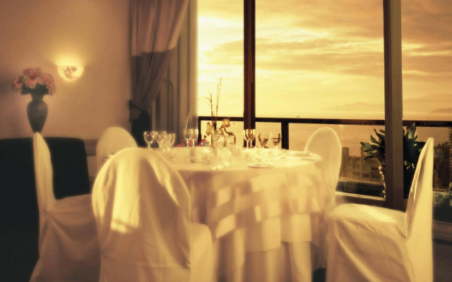 Coast Plaza Hotel & Suites