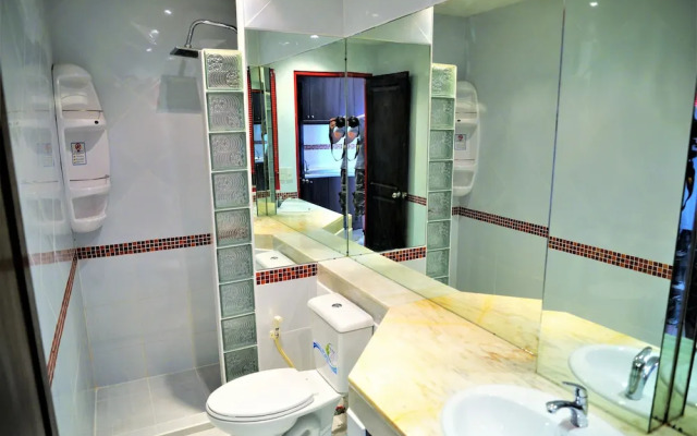 Luxury 1 bed Corner Condo