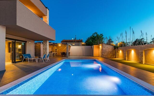 Villa in Valbandon With Swimming Pool
