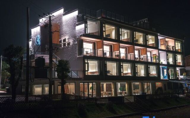 Yueliang Town Hotel