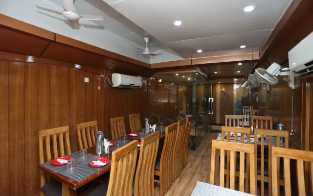 OYO 18870 Hotel Lajja Palace