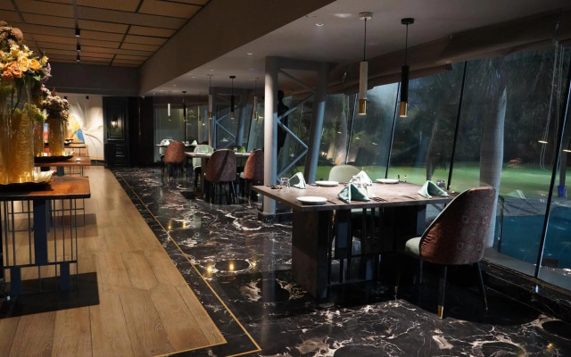 Seasons Hotel