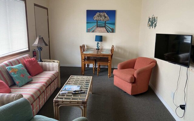 Holiday Court 10 - Pelican