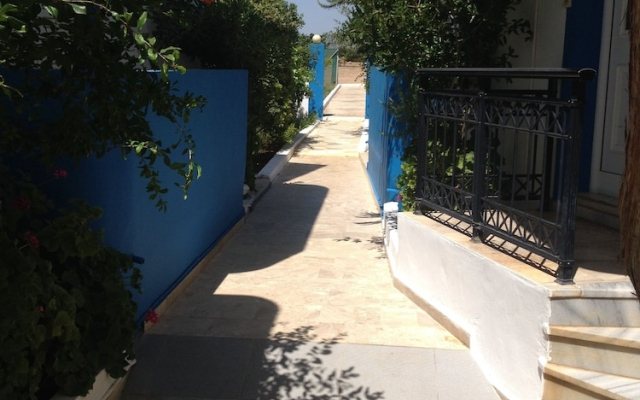 Apartment for 4 With Garden and Partial sea View