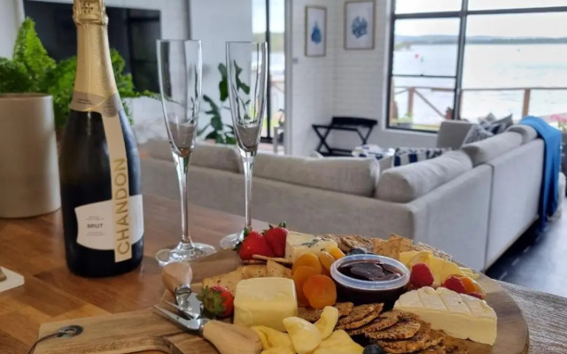 Serenity by the Lake - Romantic Waterfront Couple's Getaway