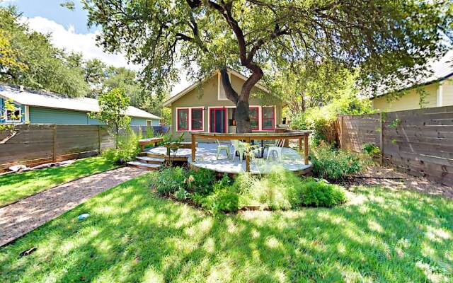 Oak-Shaded House in Bouldin - 2 Br Home