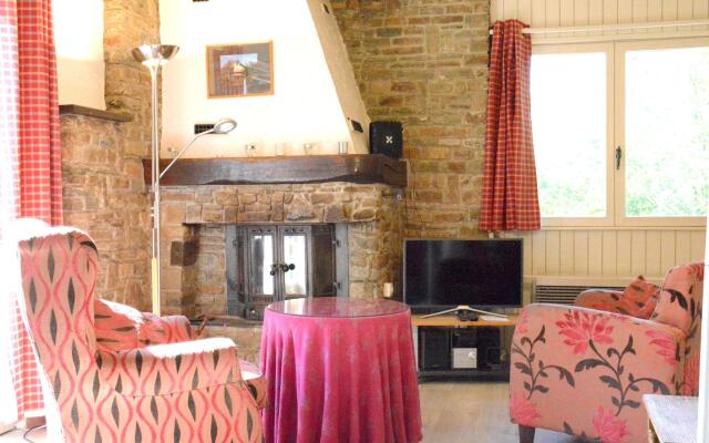 Luxury Pet Friendly Chalet in Bièvre near Forest