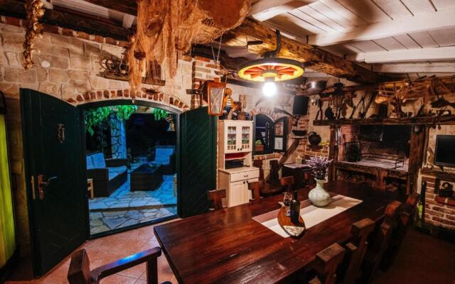 Beautiful Holiday Home With Private Pool, Nice Garden With Relax Area, Taverne