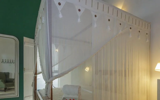 Royce Hotel