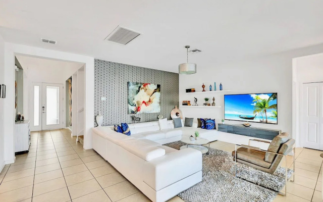 Waterfront Pet-friendly Home w Pool-spa-games-bbq