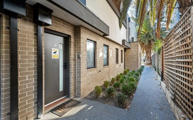 Comfortable 2BR Retreat With Balcony & Parking