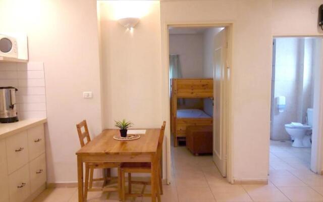 Kibbutz Tiratzvi - Country Lodging