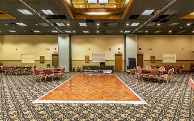 AmericInn & Suites By Wyndham Baraboo Event Center