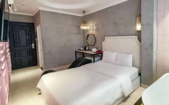 A In Hotel Del Luna