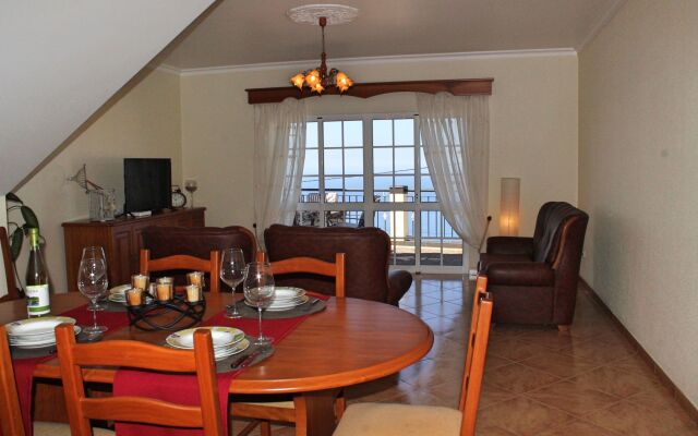 Ideal for couples or families, sunny area surrounded by vines | Casa Vista Bela