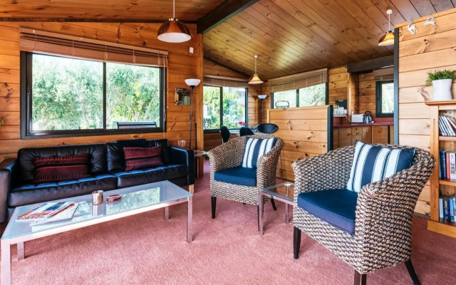 Peaceful Picnic Bay - Surfdale Holiday Home