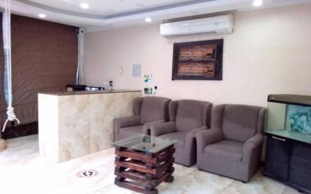 OYO 640 Home Furnished 3-Bedroom Apartment