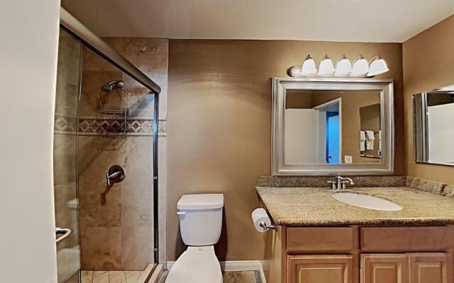 Large Upgraded 4 Bedroom Condo in Mammoth! Easy access To Hot Tubs, Pool, Sauna by RedAwning