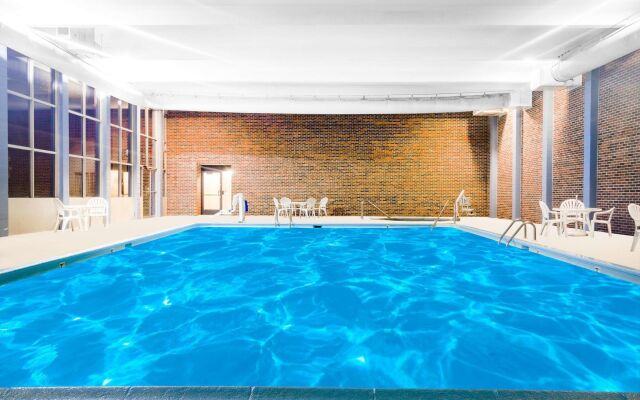 Norwood Inn & Suites La Crosse