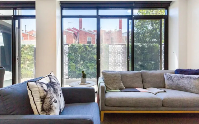 Rosa, 2BDR Richmond Apartment
