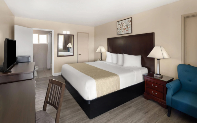 Travelodge by Wyndham Everett City Center