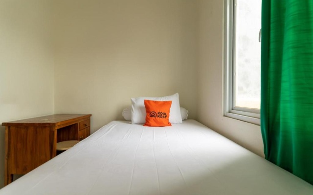 KoolKost Syariah near LRT Boulevard Selatan Station - Minimum Stay 6 Nights – Guest Rooms – Jakarta