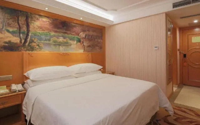 Vienna Hotel ( Guanlanhu station Shanshui Tianyuan)