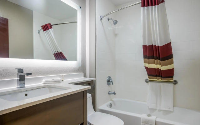 Red Roof Inn PLUS+ & Suites Savannah - I-95