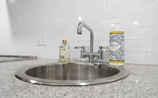 Specious Fully Private Studio apt With Laundry