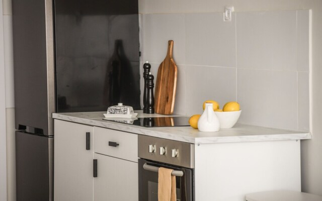 Spacious & Bright 3BR Apt with City View
