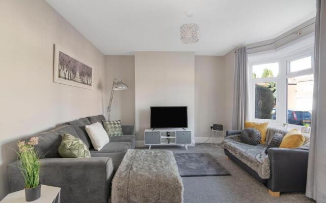 Spacious 3 Bed House, Netflix, Garden, Parking