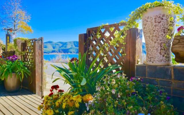 Lugu Lake Cloud - Sea Stacked Courtyard