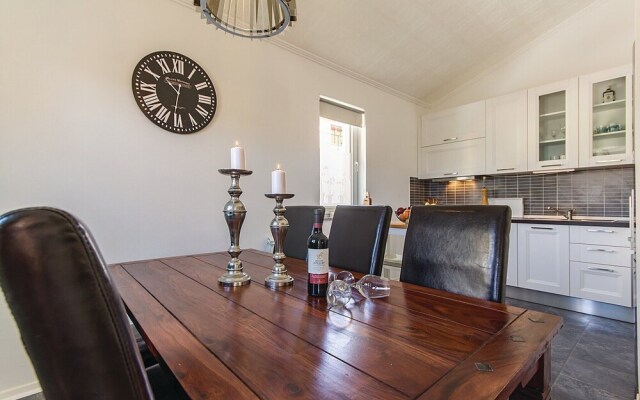 Nice Home in Liznjan With Wifi and 7 Bedrooms