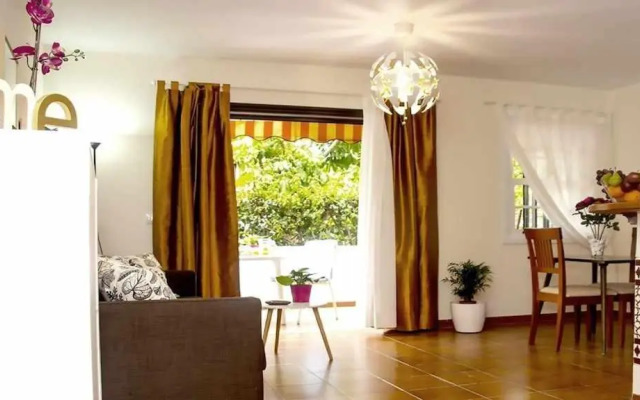 Apartamento con jardín y piscina B